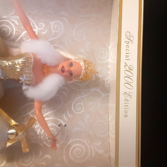 2000 Celebration Barbie - Picture 6 of 8